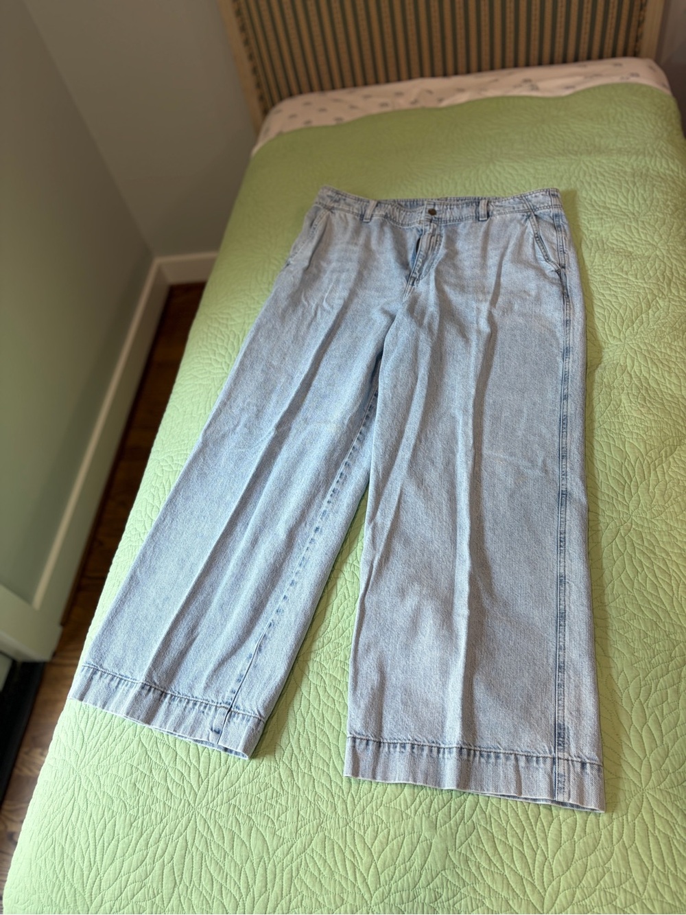 Light Wash Wide Leg Women’s Jeans
